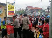 Polsek Gedangan Bagikan 200 Takjil kepada Warga dan Pengendara di Bulan Ramadan