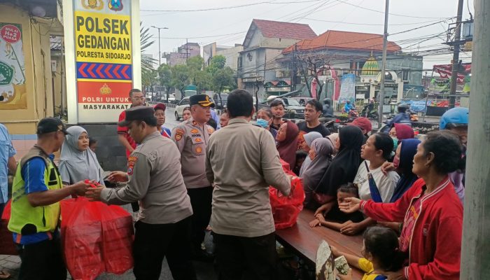 Polsek Gedangan Bagikan 200 Takjil kepada Warga dan Pengendara di Bulan Ramadan