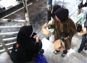 Polresta Sidoarjo Bagikan 200 Paket Takjil untuk Pemudik di Terminal Purabaya