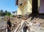 Rumah di Bantaran Sungai Lubawang Ambrol, Warga: Jangan Tunggu Korban Jiwa!