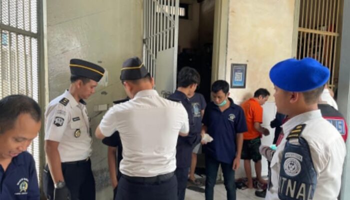 Jelang Hari Bhakti Pemasyarakatan, Lapas IIA Sidoarjo Perketat Pengamanan Lewat Razia Gabungan