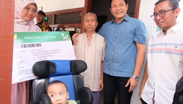 Sidak RTLH di Taman, Bupati Sidoarjo Salurkan Kursi Roda dan Jaminan Kesehatan