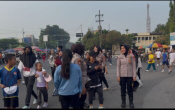 Sentuhan Humanis Polwan Polresta Sidoarjo Jaga Kondusivitas Car Free Day