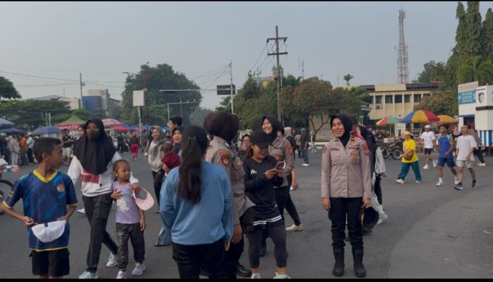 Sentuhan Humanis Polwan Polresta Sidoarjo Jaga Kondusivitas Car Free Day