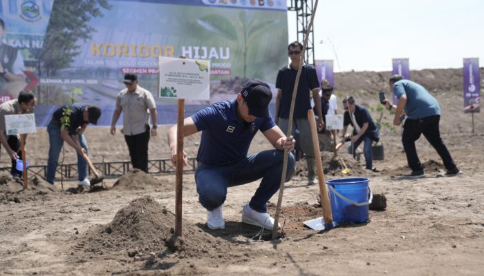 Menko IPK Tanam Bibit Pohon di Ruas Tol Wilayah Sleman