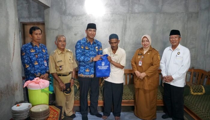 Bupati Purworejo Tinjau Korban Kebakaran di Kemiri, Serahkan Bantuan dan Ajak Warga Waspada