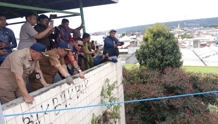 Sidak Retakan Tembok Pasar Besar Malang, Wali Kota Pastikan Pengunjung Tetap Aman dan Nyaman