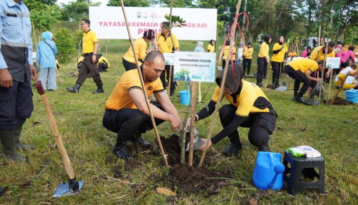 Sambut Hari Bhayangkara, Polresta Malang Kota Tanam 250 Pohon di TPA Supit Urang