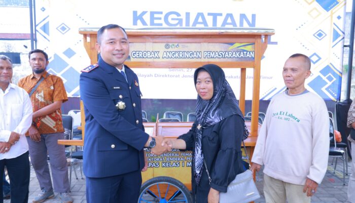Kalapas Sidoarjo Serahkan Bantuan Gerobak Usaha untuk Keluarga Warga Binaan di Kanwil Ditjenpas Jatim