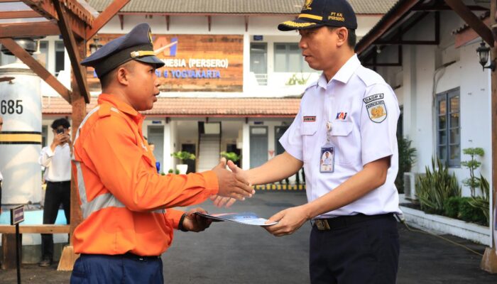 Lari Kibarkan Bendera Merah Demi Hadang Kereta, Penjaga Perlintasan di Yogyakarta Raih Penghargaan