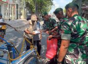 Prajurit Yonzipur 10 Kostrad Turun ke Jalan, Bagikan Nasi Kotak untuk Warga Pasuruan