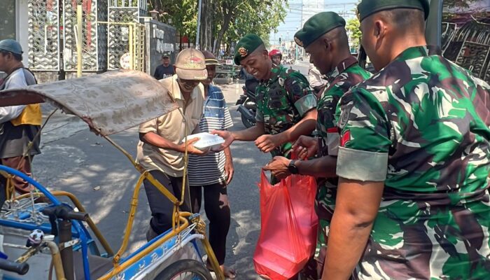 Prajurit Yonzipur 10 Kostrad Turun ke Jalan, Bagikan Nasi Kotak untuk Warga Pasuruan