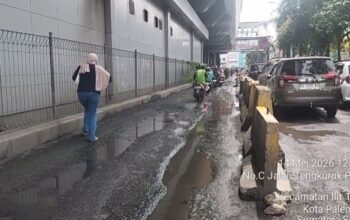 Bahaya Mengintai di Jalan Tengkuruk Permai 16 Ilir, Aspal Rusak Picu Kecelakaan