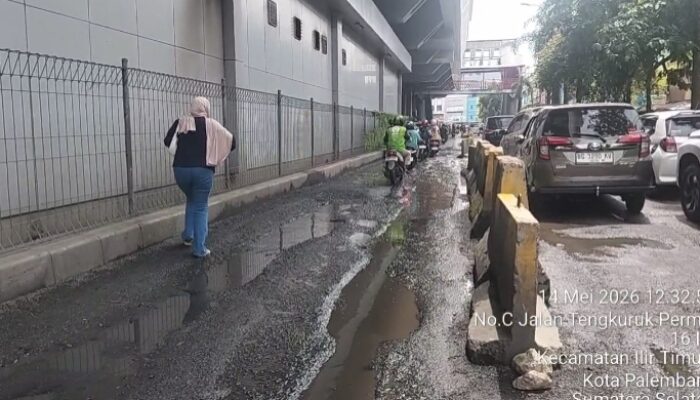 Bahaya Mengintai di Jalan Tengkuruk Permai 16 Ilir, Aspal Rusak Picu Kecelakaan