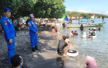 Wisata Pantai Pasir Putih Dipadati Pengunjung, Satpolairud Siagakan Tim SAR