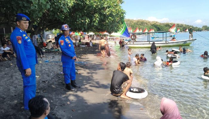 Wisata Pantai Pasir Putih Dipadati Pengunjung, Satpolairud Siagakan Tim SAR