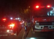 Hotline 110 Bergerak Cepat, Polsek Waru Evakuasi Pohon Tumbang di Kedungrejo