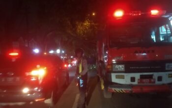 Hotline 110 Bergerak Cepat, Polsek Waru Evakuasi Pohon Tumbang di Kedungrejo
