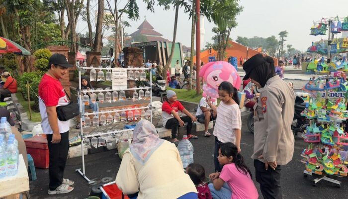 Polwan Polresta Sidoarjo Humanis Layani Warga Saat Car Free Day di Alun-alun