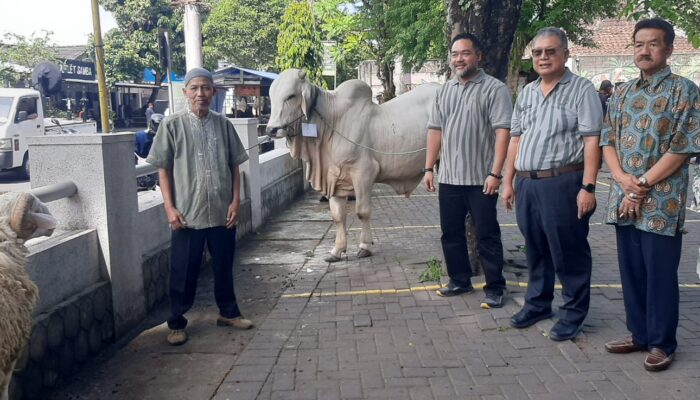 GL Zoo Serahkan Hewan Kurban untuk Masjid Sekitar dan PWI DIY