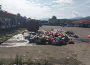Tumpukan Sampah di Pasar Baru Mamuju Dikeluhkan Warga, Bau Menyengat dan Dipenuhi Ulat