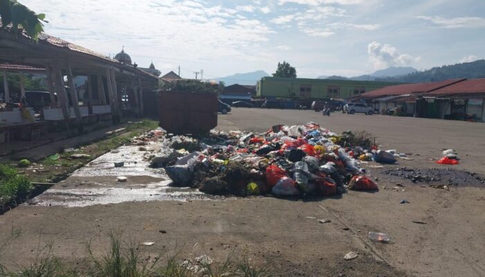 Tumpukan Sampah di Pasar Baru Mamuju Dikeluhkan Warga, Bau Menyengat dan Dipenuhi Ulat