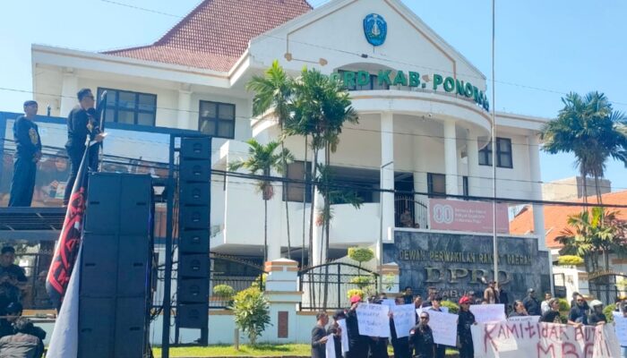 Aksi Demonstrasi di Ponorogo: MBG Gratis, Guru Honorer Menangis