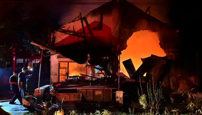 Kebakaran Bengkel Alat Berat di Ponorogo, Anggota Damkar Alami Insiden Tersengat Listrik