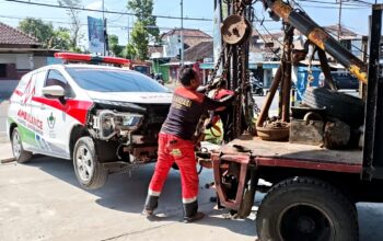 Ambulans Bawa Bayi Terlibat Laka dengan Mobil Diduga Milik Anggota DPRD Ponorogo