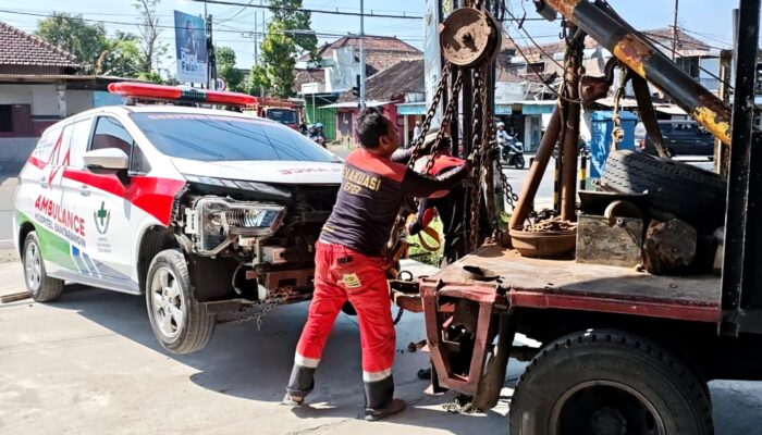 Ambulans Bawa Bayi Terlibat Laka dengan Mobil Diduga Milik Anggota DPRD Ponorogo