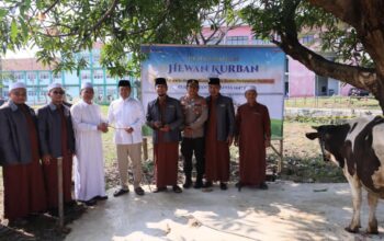 Menteri ATR/BPN Nusron Wahid Serahkan Hewan Kurban ke Ponpes Attaqwa Bekasi