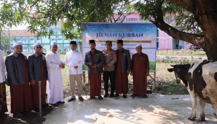 Menteri ATR/BPN Nusron Wahid Serahkan Hewan Kurban ke Ponpes Attaqwa Bekasi