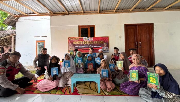 Sambut Hari Bhayangkara ke-80, Polres Situbondo Bagikan 105 Al-Qur’an untuk Santri di Kendit