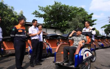 KAI Serahkan 50 Becak Listrik untuk Pengayuh Becak Yogyakarta