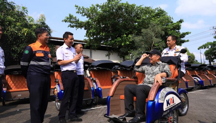 KAI Serahkan 50 Becak Listrik untuk Pengayuh Becak Yogyakarta