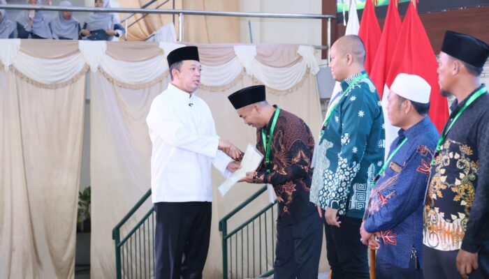 Nusron Serahkan Ribuan Sertipikat Wakaf, Target Sapu Bersih Tanah Wakaf Tuntas pada 2028