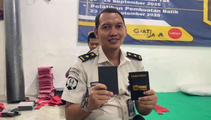 Dari Balik Jeruji Lahir Produk Bernilai Jual, Warga Binaan Lapas Sidoarjo Produksi Cover Paspor Berkualitas