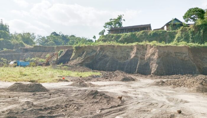 Diduga Beroperasi Tanpa Izin, Tambang Pasir di Plalangan Jember Picu Kekhawatiran Longsor