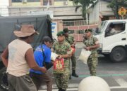 Jumat Berkah Yonzipur 10 Kostrad, Prajurit Bagikan Paket Sembako untuk Warga dan Pengguna Jalan di Pasuruan