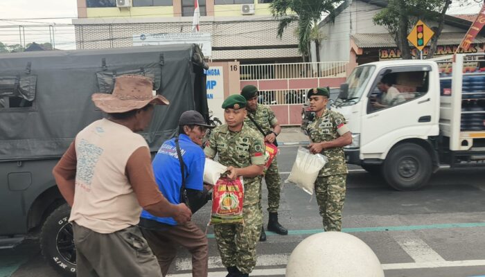 Jumat Berkah Yonzipur 10 Kostrad, Prajurit Bagikan Paket Sembako untuk Warga dan Pengguna Jalan di Pasuruan