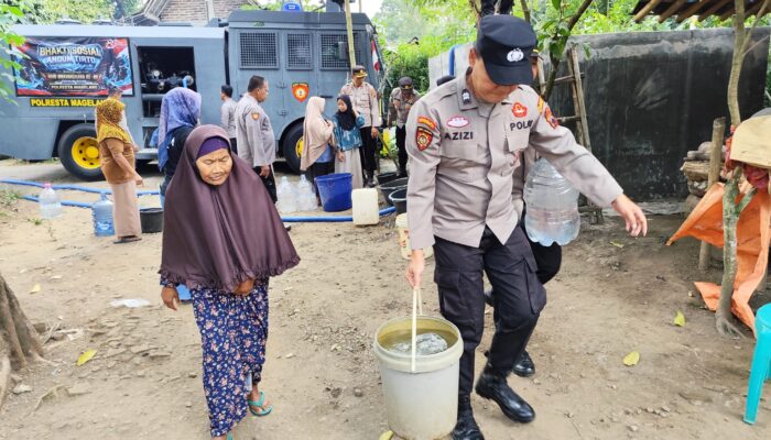 Polresta Magelang Salurkan 6.000 Liter Air Bersih untuk Warga Menoreh Salaman