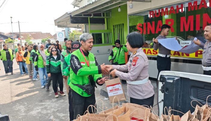 Ditlantas Polda DIY Salurkan Bansos dan Ajak Driver Ojol Jadi Pelopor Keselamatan Berlalu Lintas