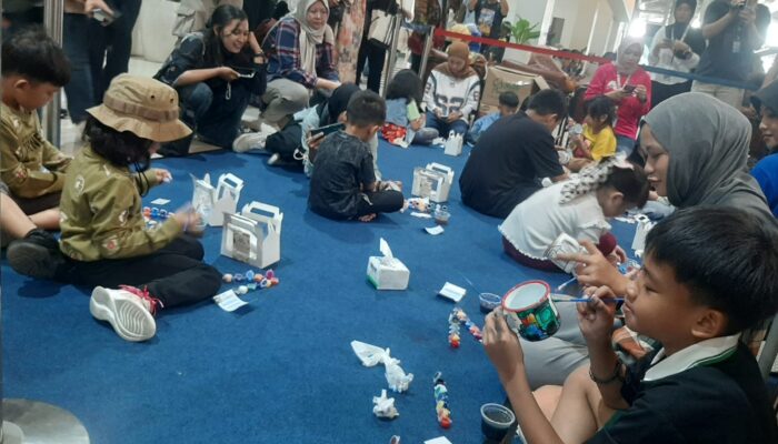 Libur Sekolah, KAI Daop 6 Yogyakarta Hadirkan Sulap dan Mug Painting untuk Anak di Stasiun Tugu