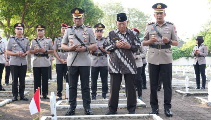 Jelang Hari Bhayangkara ke-80, Polresta Sidoarjo Ziarah dan Tabur Bunga di TMP