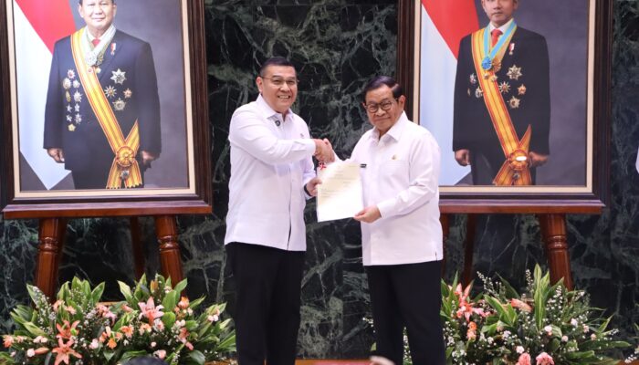HUT DKI Jakarta ke-499, Wamen ATR/BPN Serahkan 499 Sertipikat Aset Senilai Rp22,25 Triliun kepada Pemprov