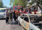 Sedan Timor Terbakar di Depan Pasar Keppo Pamekasan, Diduga Akibat Korsleting Listrik