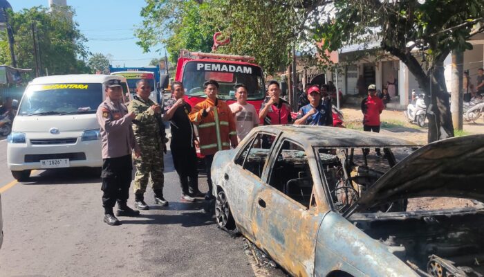 Sedan Timor Terbakar di Depan Pasar Keppo Pamekasan, Diduga Akibat Korsleting Listrik