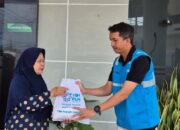 Maknai Hari Lahir Pancasila, YBM PLN UP3 Sidoarjo Bagikan 200 Paket Beras untuk Warga