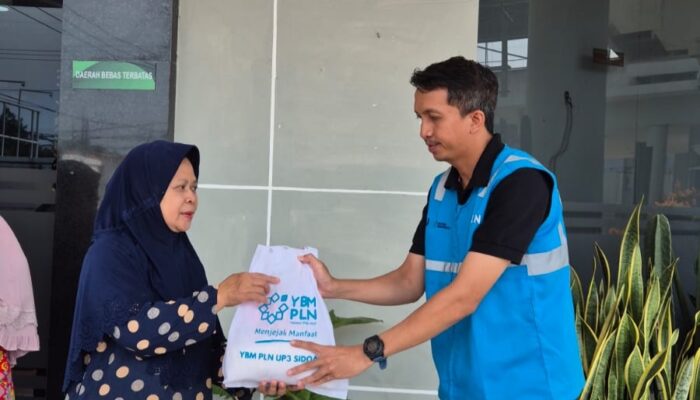 Maknai Hari Lahir Pancasila, YBM PLN UP3 Sidoarjo Bagikan 200 Paket Beras untuk Warga