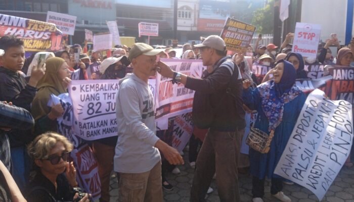 Ratusan Pensiunan Kepung Bank Mandiri Taspen Purwokerto, Tuntut Pembatalan Kredit Bermasalah